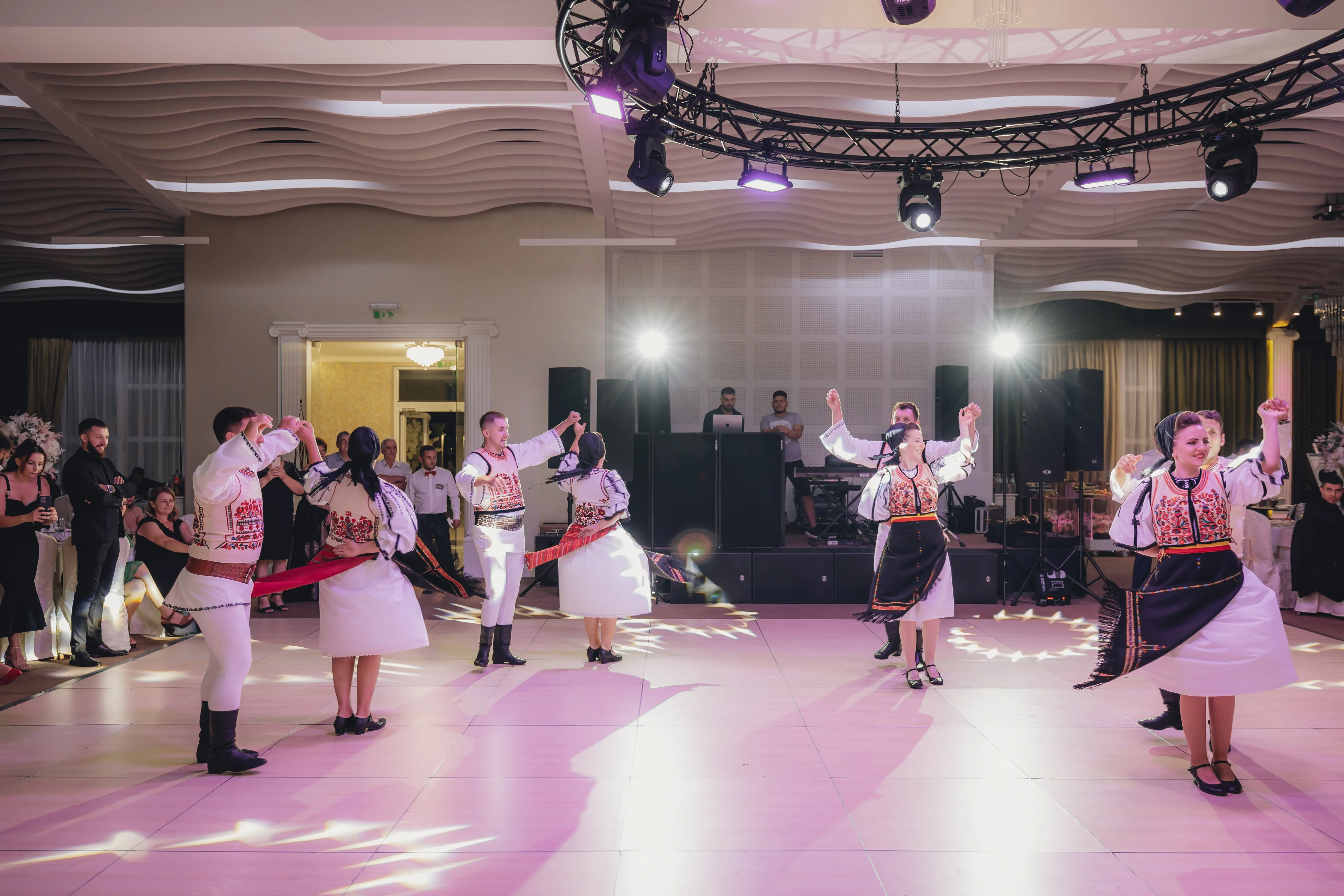 Eveniment cu dansatori la Odissea - reprezentație artistică și decor elegant