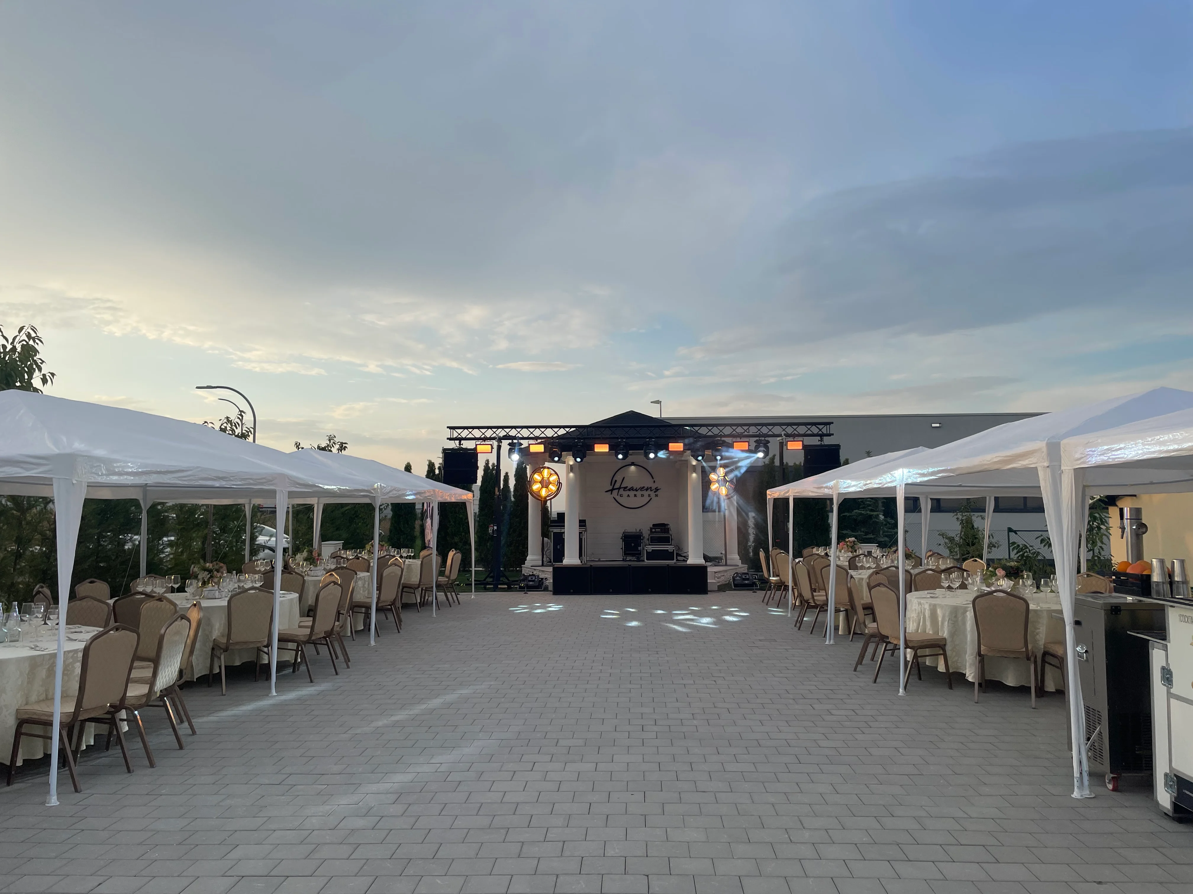 Eveniment special la Odissea Events Hall - decor elegant și atmosferă premium