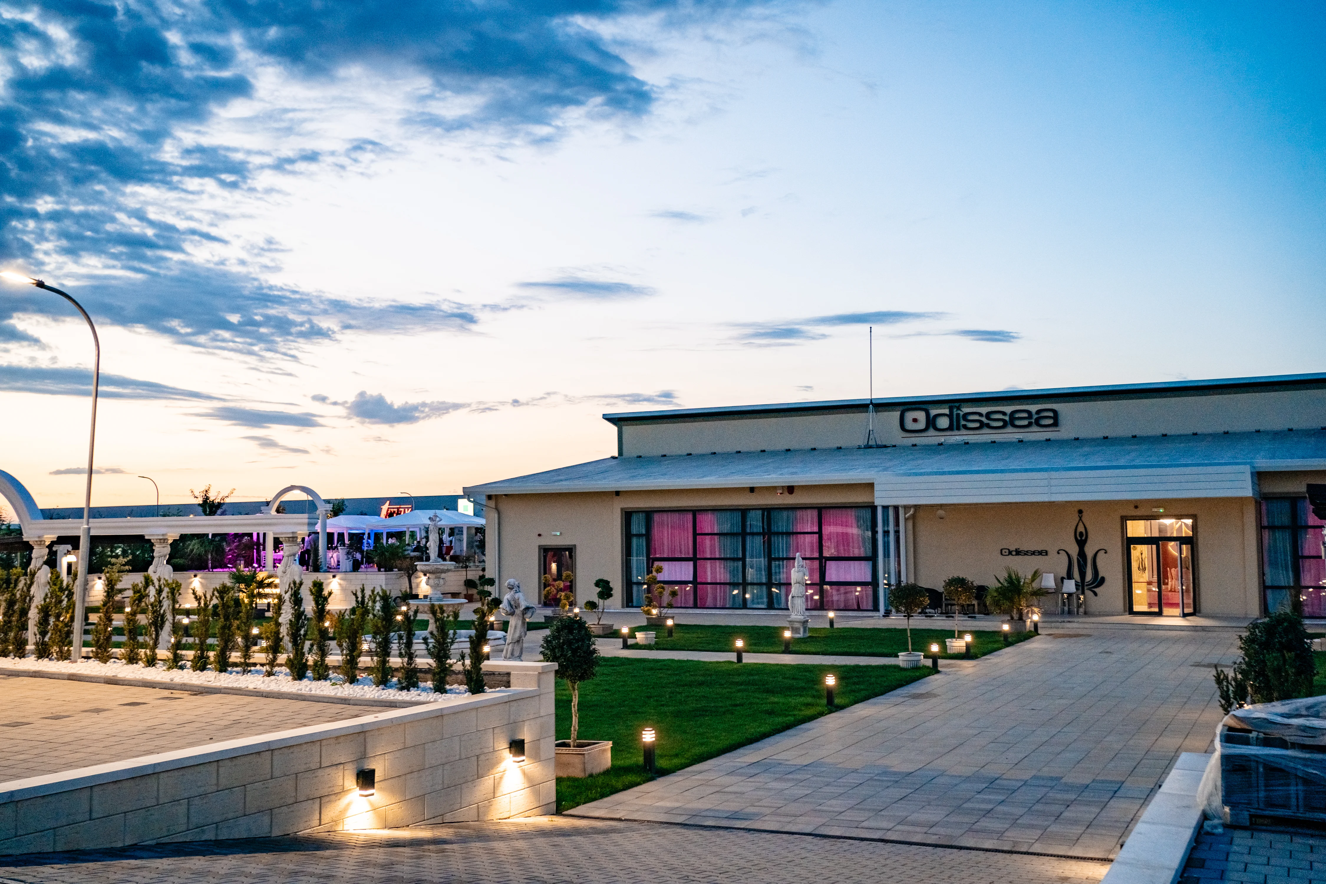 Grădină exterioară Odissea Events Hall - pergole amenajate și decor natural