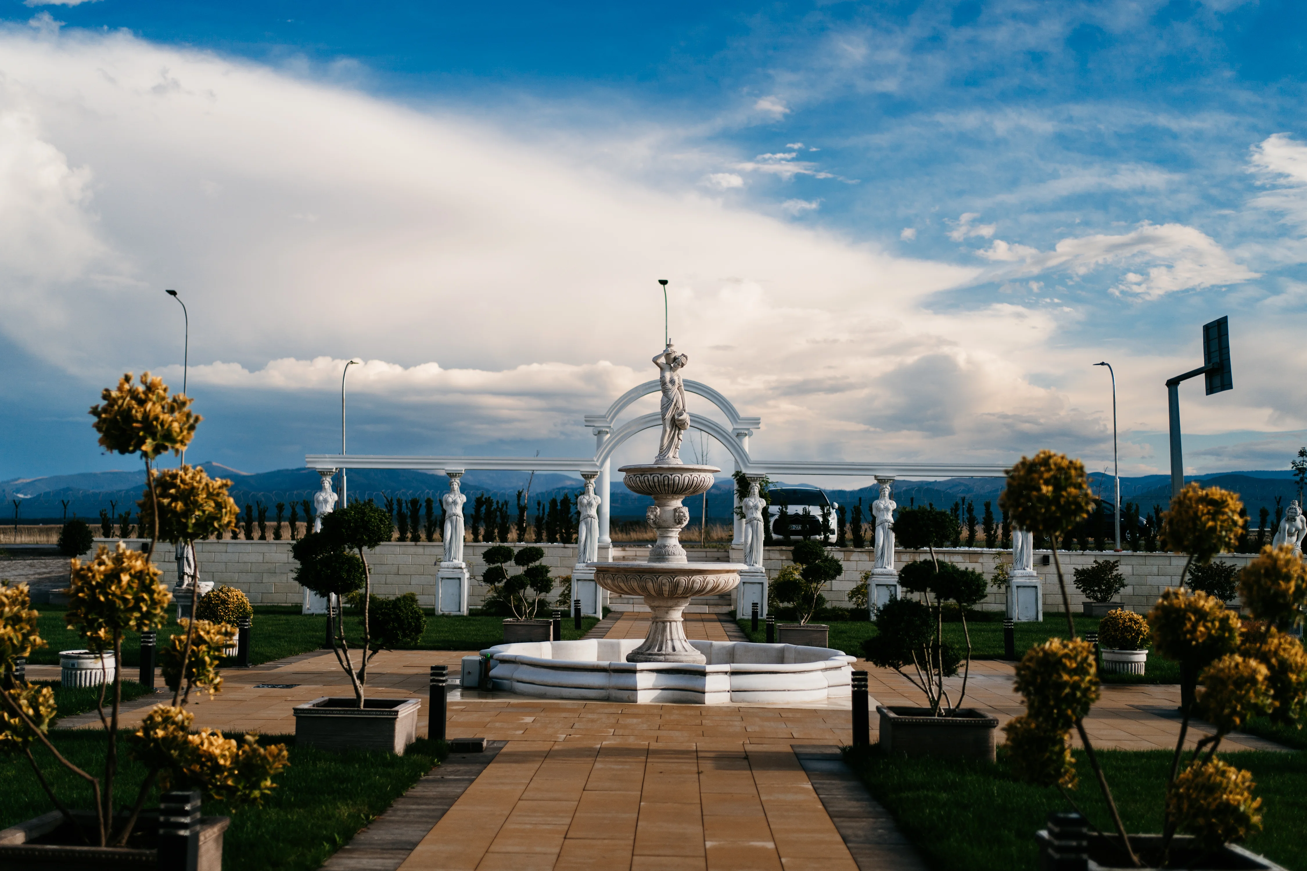 Grădină exterioară Odissea Events Hall - spațiu pentru evenimente în natură