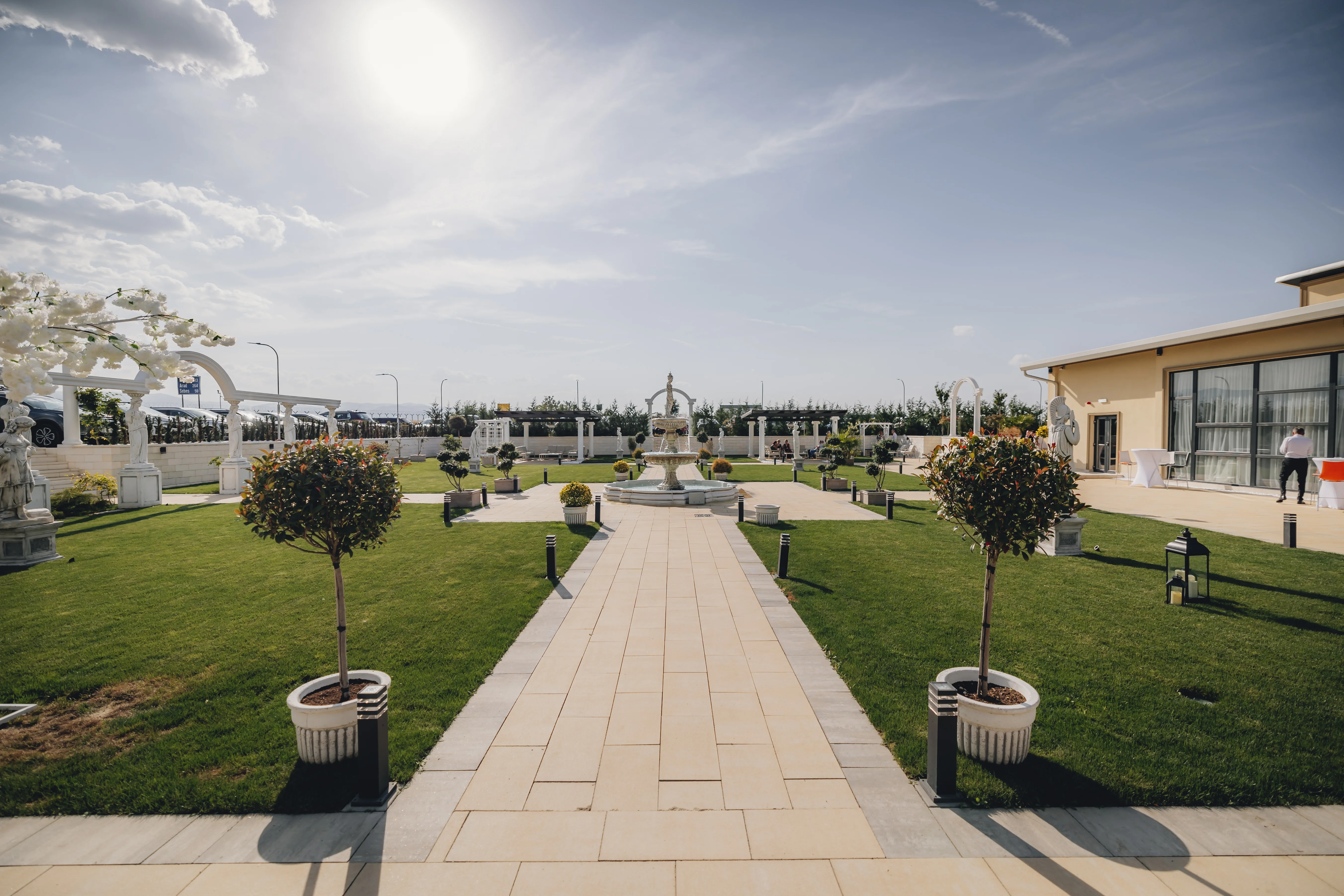 Grădină exterioară Odissea Events Hall - canapele exterioare și atmosferă magică