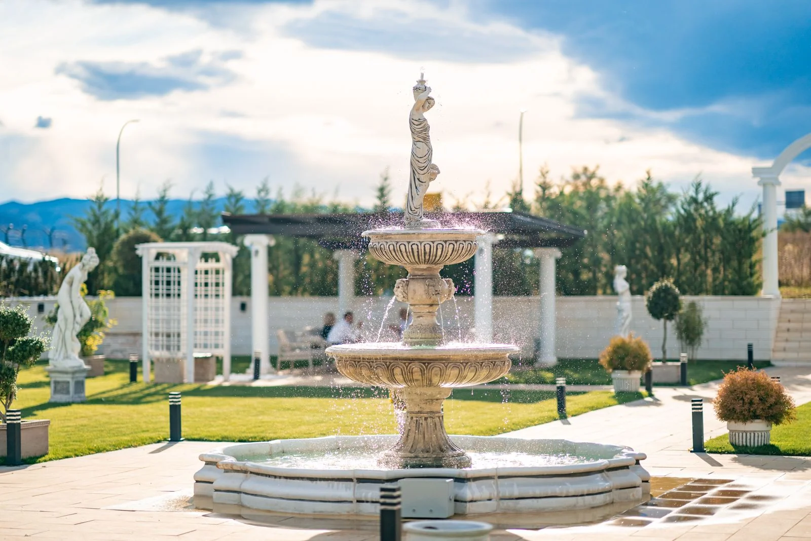 Grădină Odissea - pergole amenajate și decor romantic