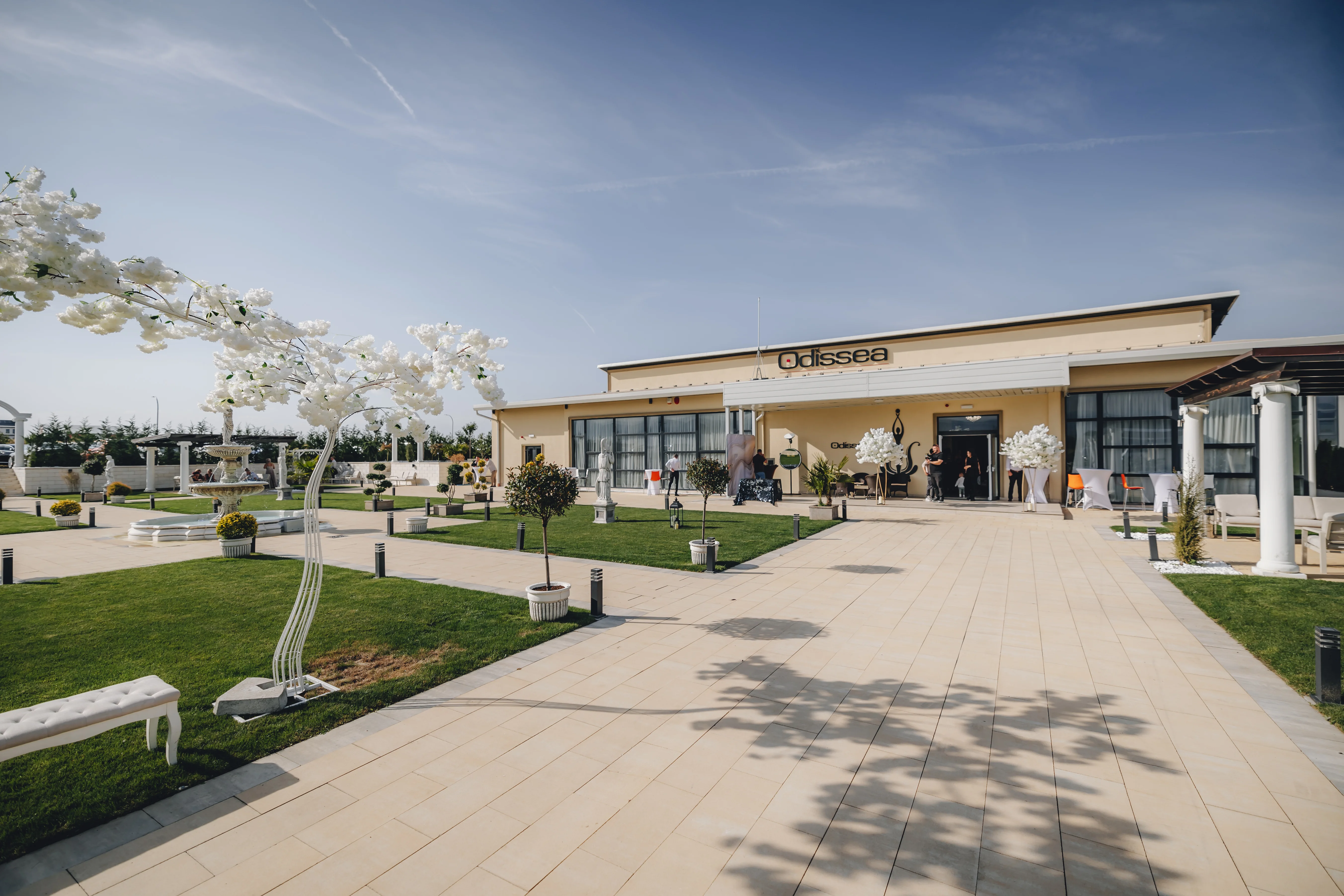 Grădină exterioară Odissea Events Hall - canapele exterioare și zone de socializare
