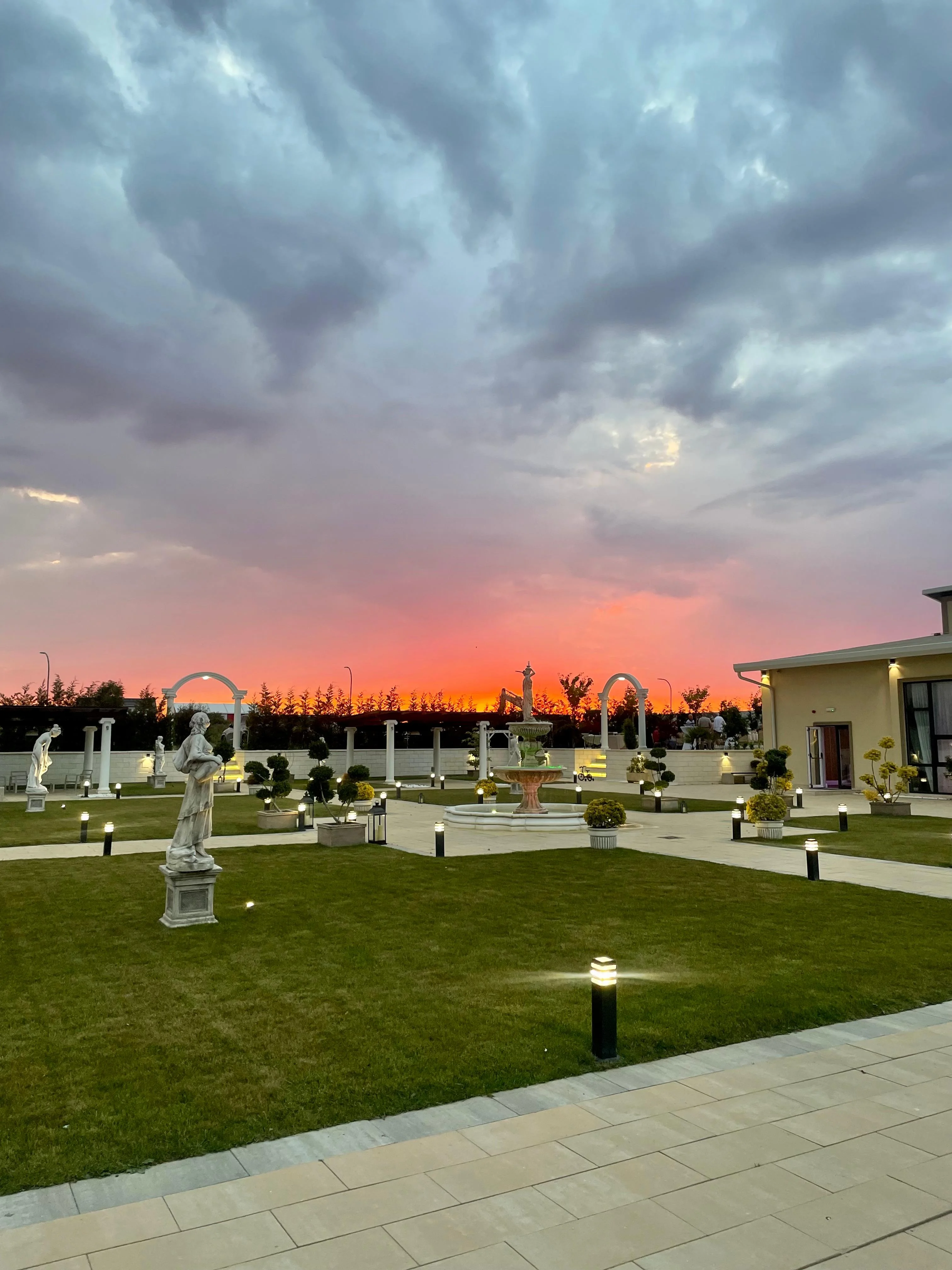 Grădină exterioară Odissea Events Hall - pergole elegante