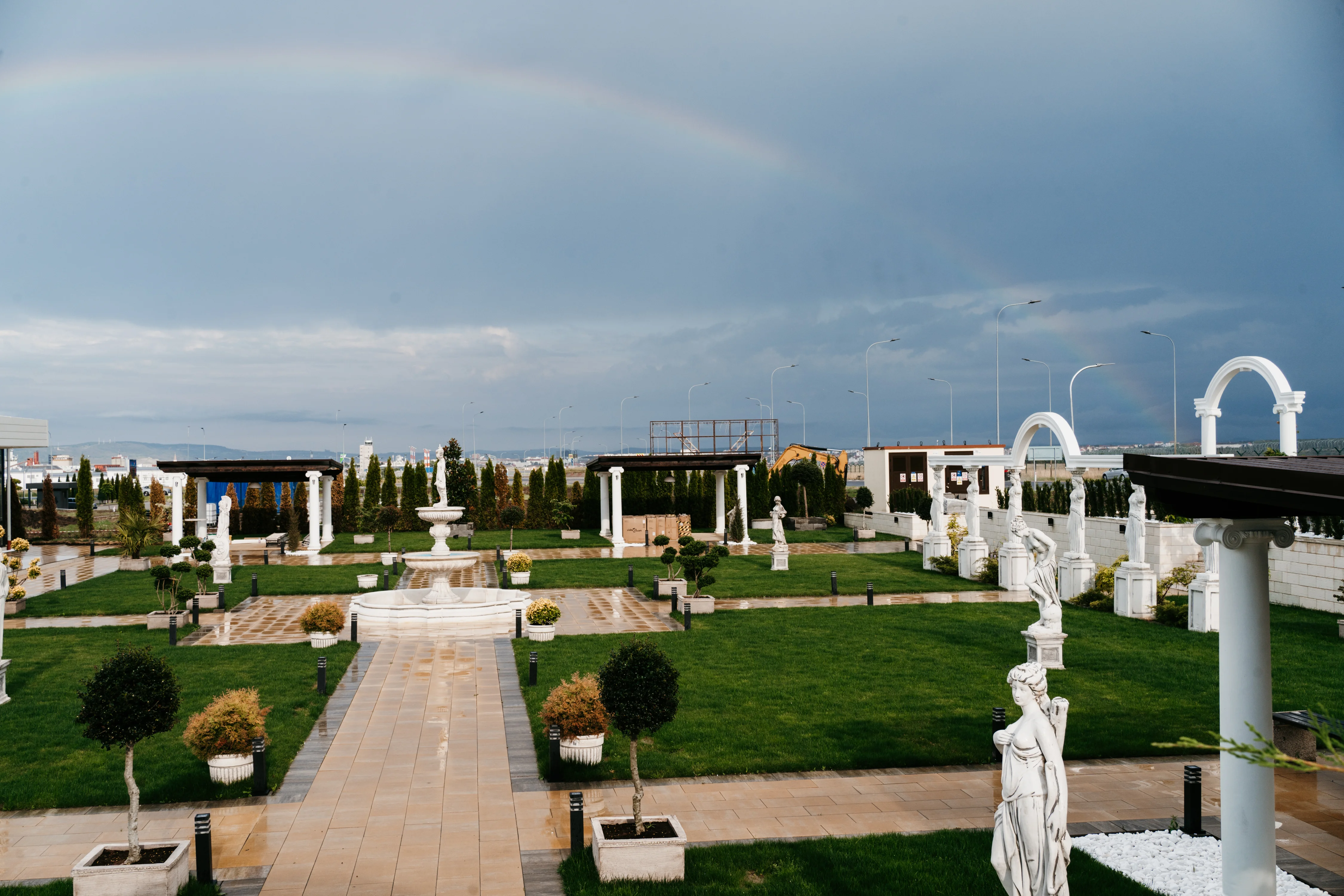 Grădină exterioară Odissea Events Hall - spațiu pentru cununii și petreceri
