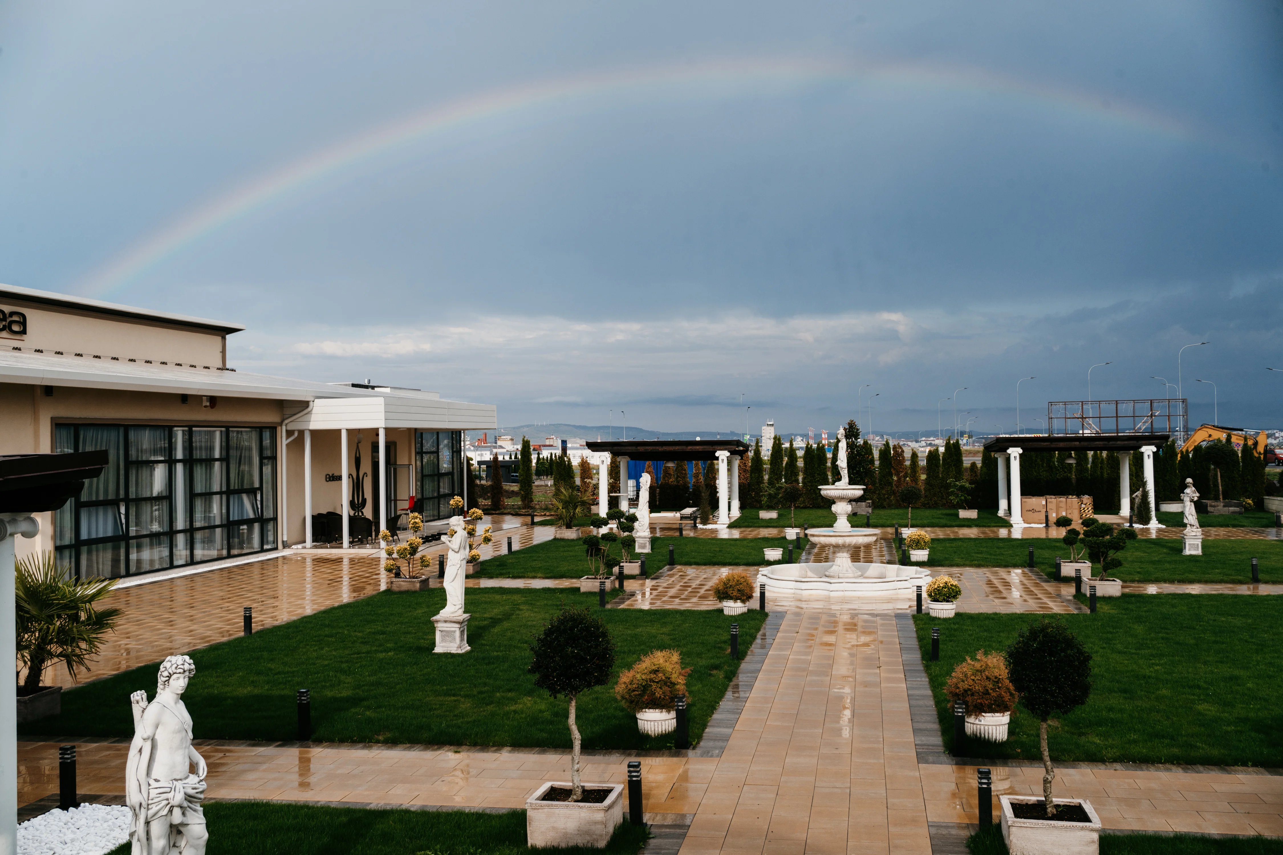 Grădină Odissea - pergole elegante și decor romantic