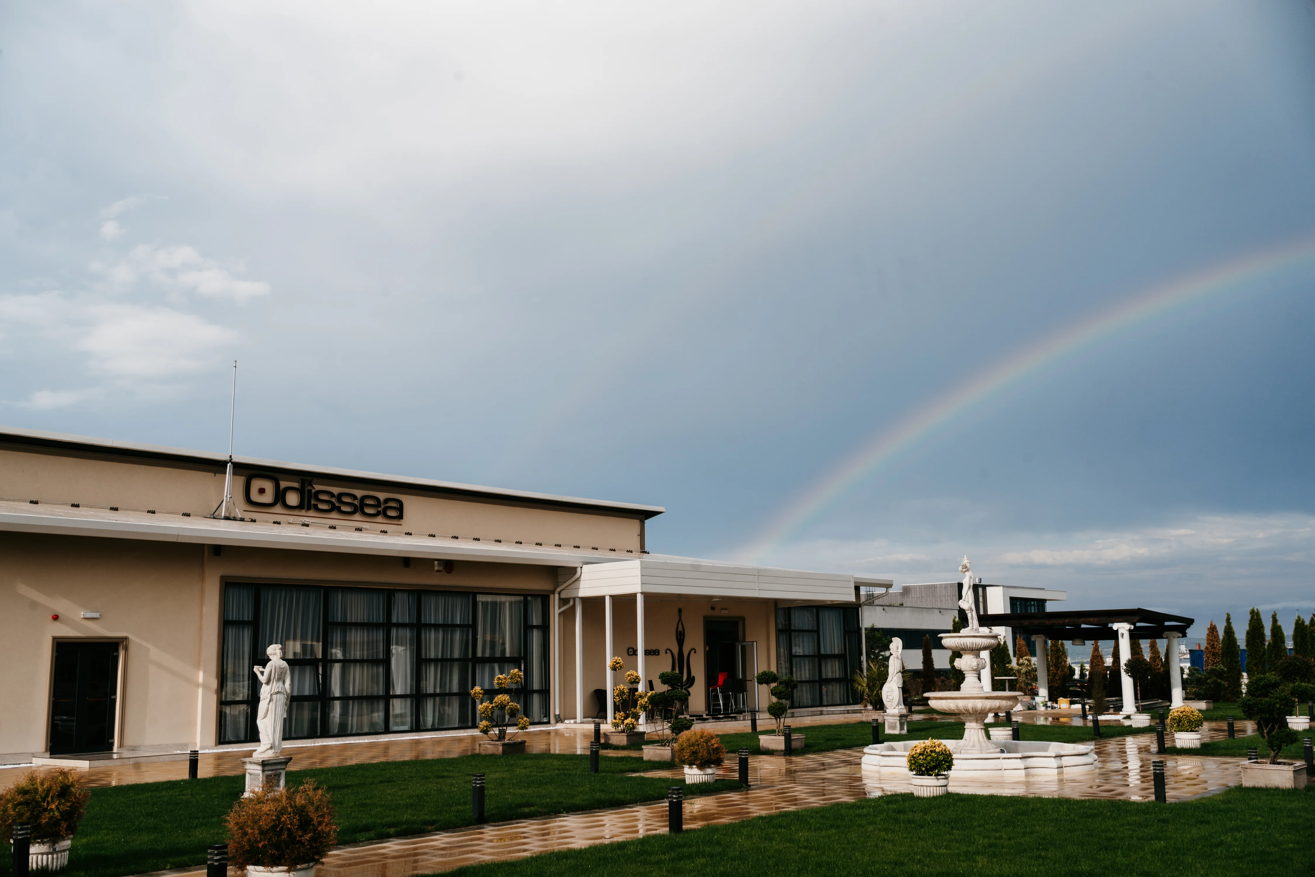 Grădină exterioară Odissea Events Hall - pergole amenajate