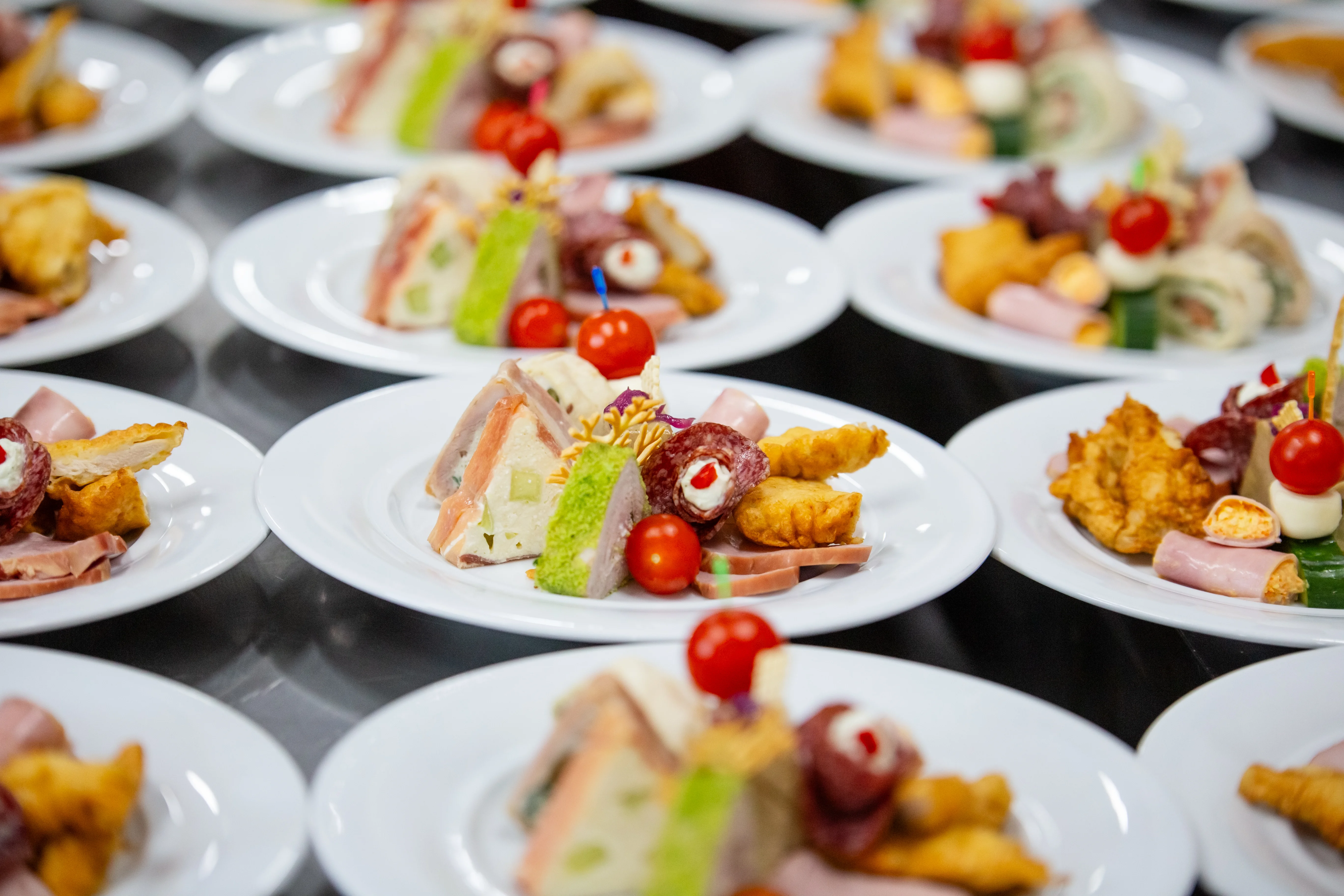Meniu Odissea Events Hall - prezentare elegantă și preparate delicioase