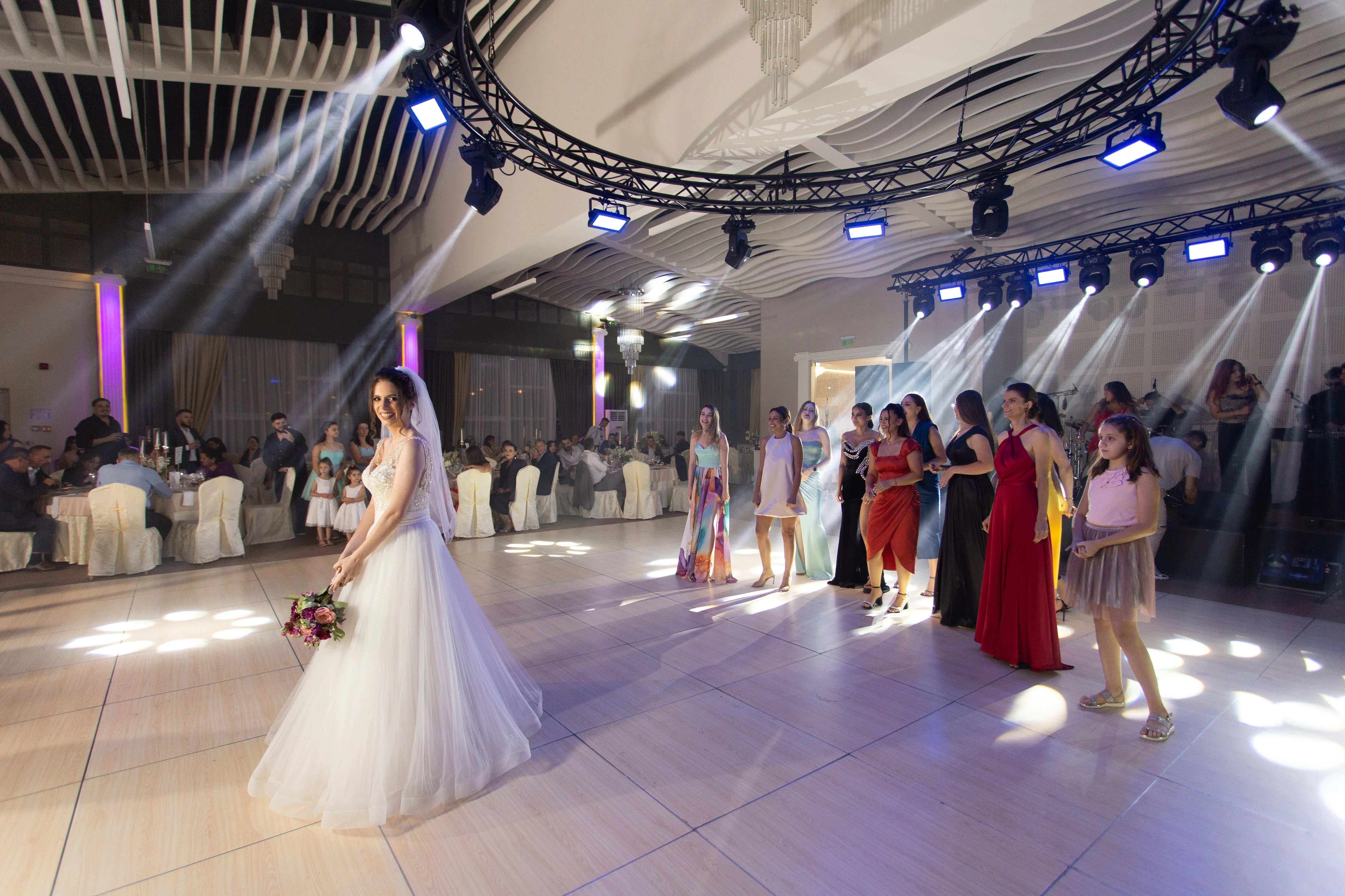 Nuntă Odissea Events Hall - decor elegant și ring de dans